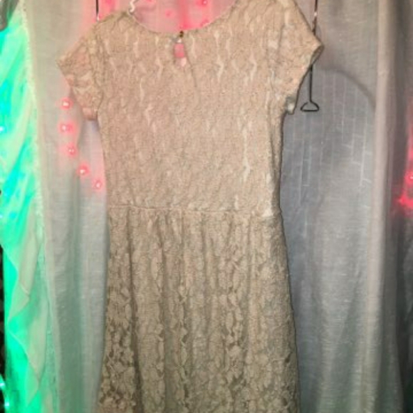 Beautiful Lace Dress - Picture 3 of 5